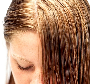 Быстро жирнеют волосы, что делать: 5 способов решить проблему